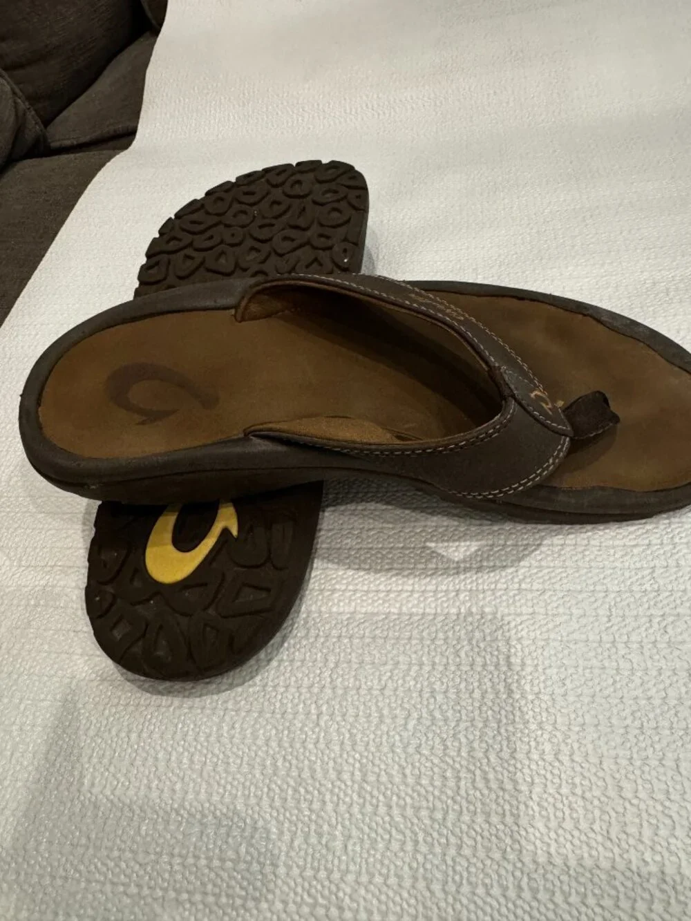 OluKai Ohana Men's Leather Flip Flops Sz 7 Brown